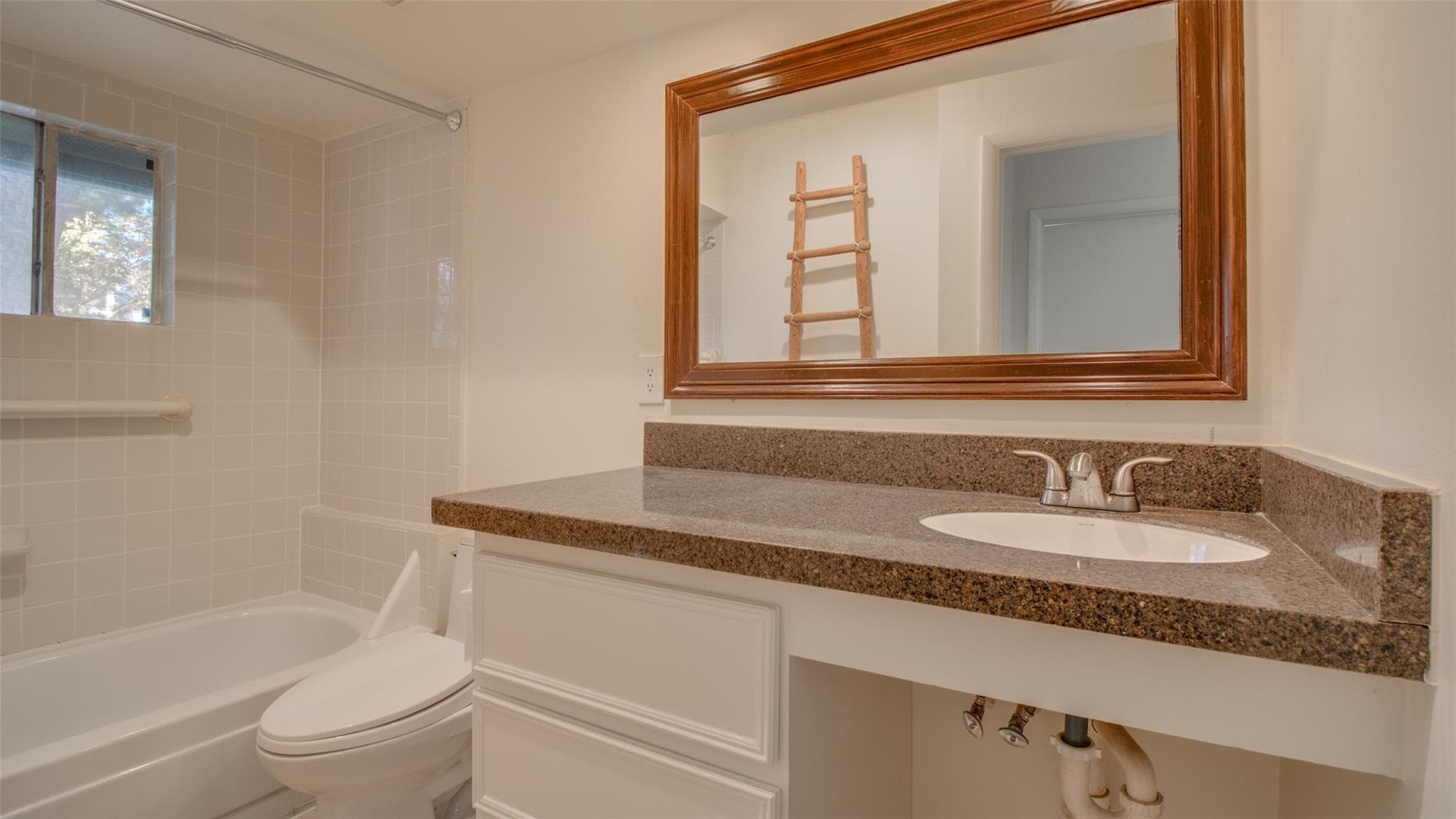 Hilshire Green Garage Apartment - Before