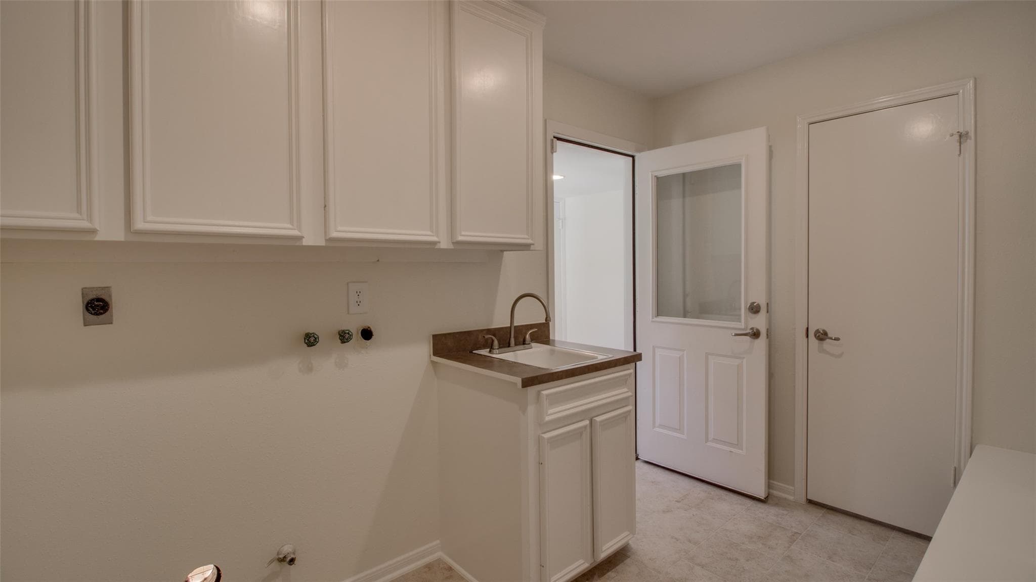 Hilshire Green Laundry Room - Before